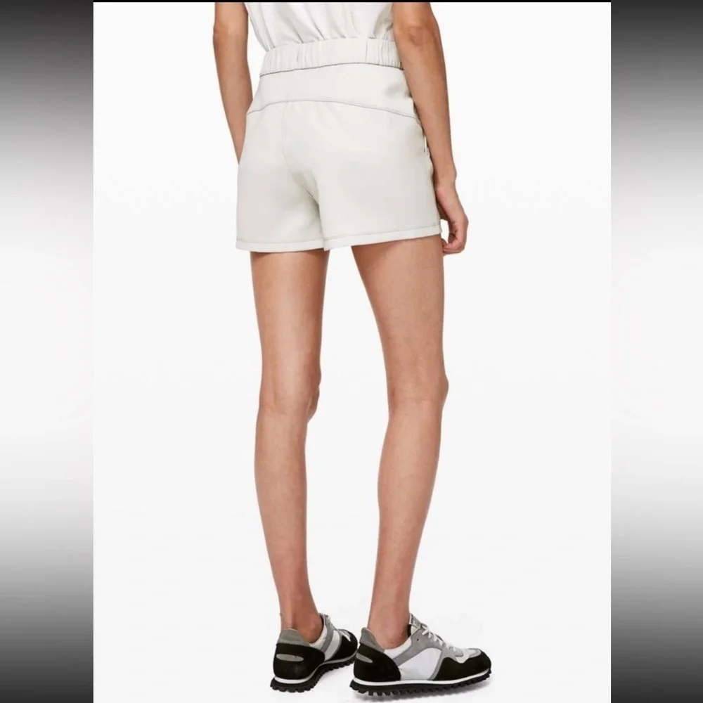 Lululemon On the Fly Short *Woven *2.5" in Silverstone - Picture 2 of 3